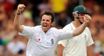 England make inroads after Smith run-out