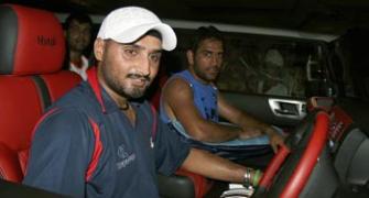 Dhoni, Harbhajan give slip to police