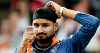 Harbhajan punches lensman at Bangalore airport