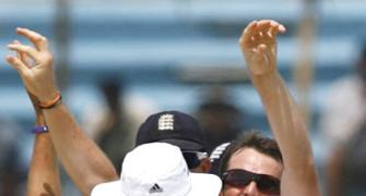 Swann on song as England thump Bangladesh