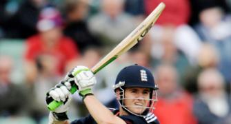 Davies steers England to victory over Pakistan