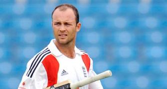Jonathan Trott adds medium pace string to his bow