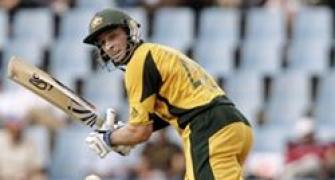 Mike Hussey to replace Bollinger