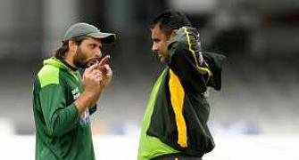 Afridi to meet Butt to discuss feud with Waqar
