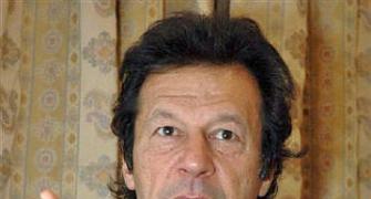 Oppn leaders meet Khan, Qadri to end political deadlock in Pak