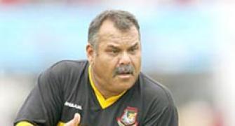 Whatmore, Rhodes in contention for Pakistan coach job