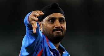Bhajji gives thumbs down to Wankhede wicket