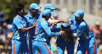 Table-toppers India aim to stifle cornered Aussies
