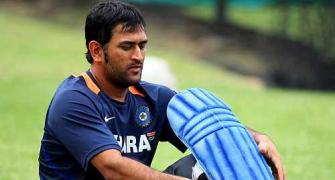 Dravid backs Dhoni to remain as captain