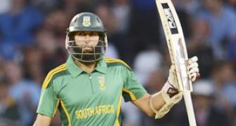 Amla, De Villiers guide South Africa to easy win