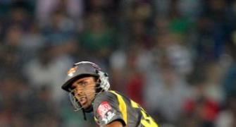 Sunrisers beat Royal Challengers in Super Over