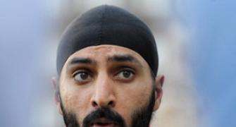 'Drunk' Panesar urinates on bouncers, fined by cops