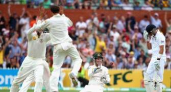 Australia push England to the wall in second Test