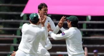 Late flurry of wickets cheer Pakistan vs SA