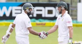 De Villiers and Amla keep SA out of trouble