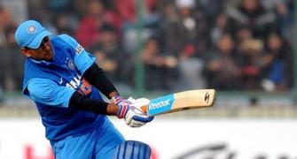 Dhoni lauds bowlers, fielders for Kotla win