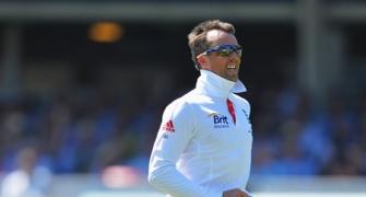 Ashes PHOTOS: Siddle pegs England back after Swann show
