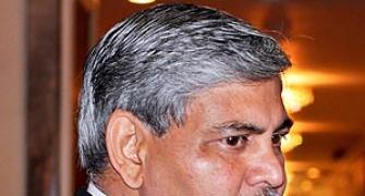 BCCI mulls over suspending Srinivasan