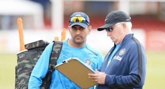 Vengsarkar slams Dhoni's captaincy; wants support staff to go