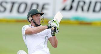 De Villiers is first to score 12 consecutive Test half-centuries