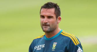 Dean Elgar replaces Graeme Smith in list of contracted players