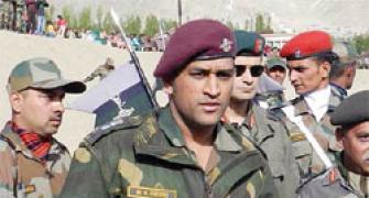 Dhoni hails army amidst freedom of speech debate