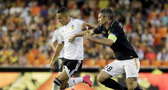 Valencia put one leg in Champions League group stages