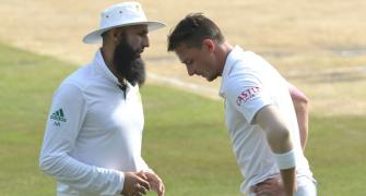 Steyn to have scan on shoulder injury