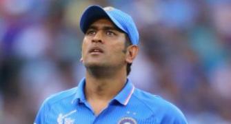 Dhoni hurt during a practice session in Perth