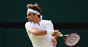 Federer of yore sets up prime time showdown with Djokovic