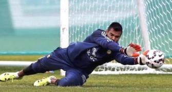 Manchester United sign Argentina keeper Romero