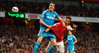 EPL PHOTOS: Sunderland eke out draw at Arsenal, avoid relegation threat