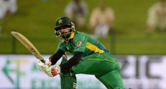 Hafeez leads Pakistan to easy win over England