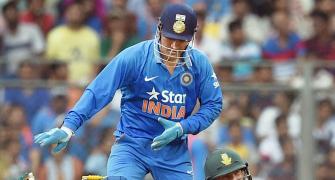 4 reasons why captain Dhoni is still defending his bowlers...
