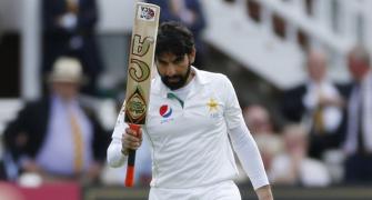 Misbah's historic ton puts Pakistan on top at Lord's