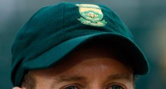 De Villiers quits as ODI captain, returns to Test cricket