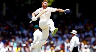 PHOTOS: Smith holds firm as Australia rein in England