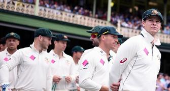 Australian cricketers continue defiant stand against board