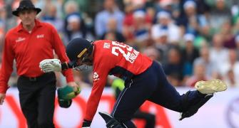 Roy's BIZARRE exit turns T20 South Africa's way