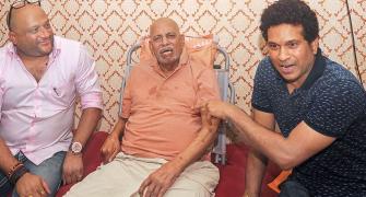 Tendulkar seeks coach Achrekar's blessings on 'Guru Purnima'