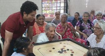 Sachin celebrates National Sports Day at old age home