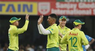 South Africa quicks, De Kock star in Bengaluru