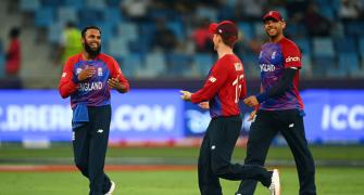 High-flying England face B'desh in tricky conditions