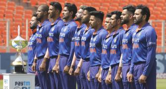 Indian team wears black armbands in memory of Lataji