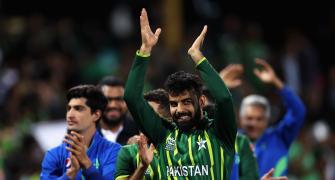 New Zeal... and Pakistan romp into T20 WC final