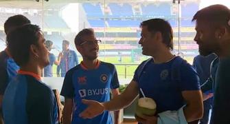 SEE: Dhoni Interacts With Indian Team