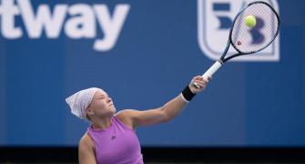 Top seeds Shnaider, Bouzkova advance in Hong Kong Open