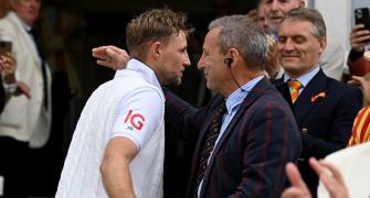 Heartwarming! Root hugs father after historic century