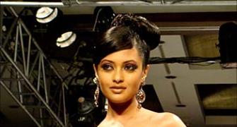 Riya Sen goes glam at Kolkata FW