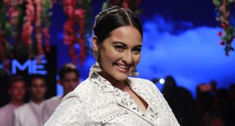 Sonakshi Sinha shows her dance moves on the ramp!